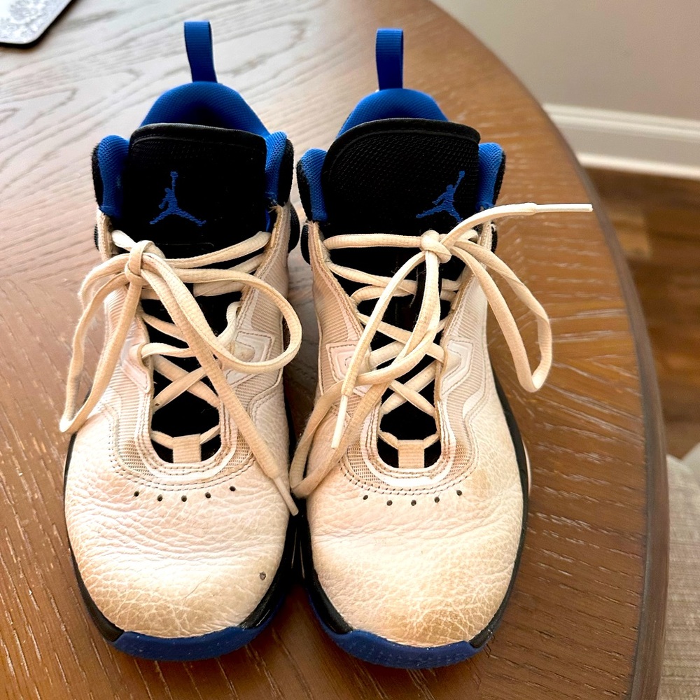 Nike Air Jordan| Boys size 4.5Y | blue white and black